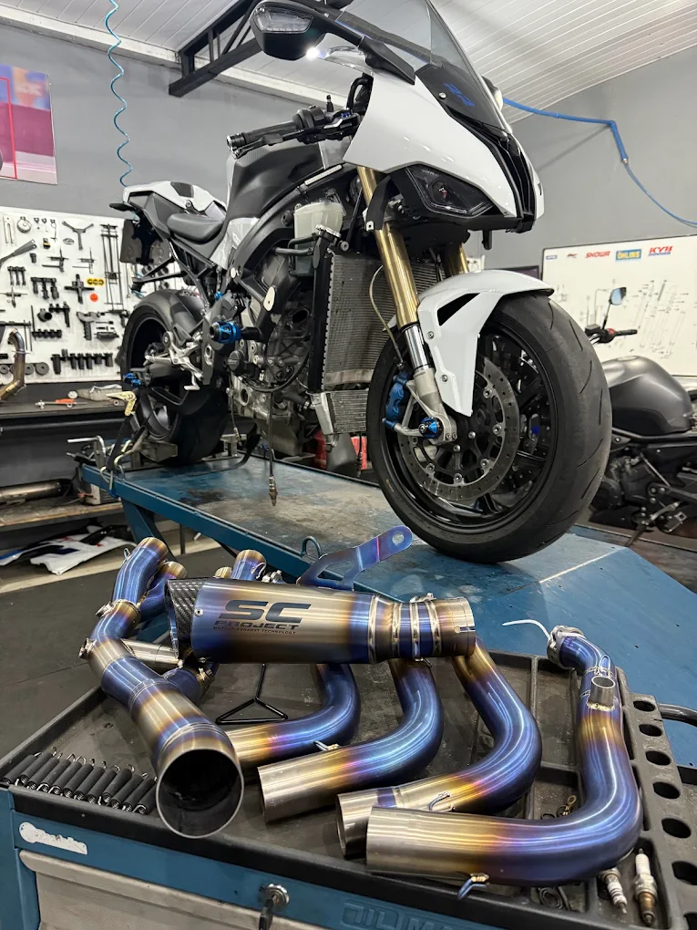 Motocicleta em manutenção na plataforma da Forzza, com componentes preparados para o serviço